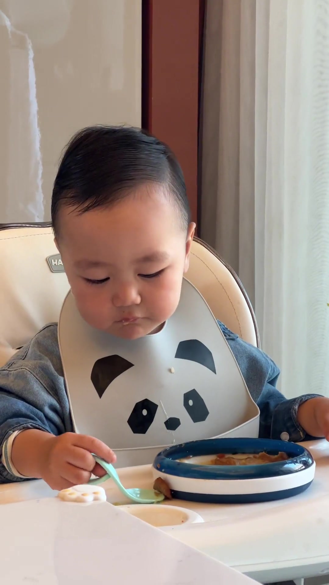 不能出去的日子蒸一锅洋芋擦擦,配上小炒肉黄米糕,就是我大陕北那个味儿