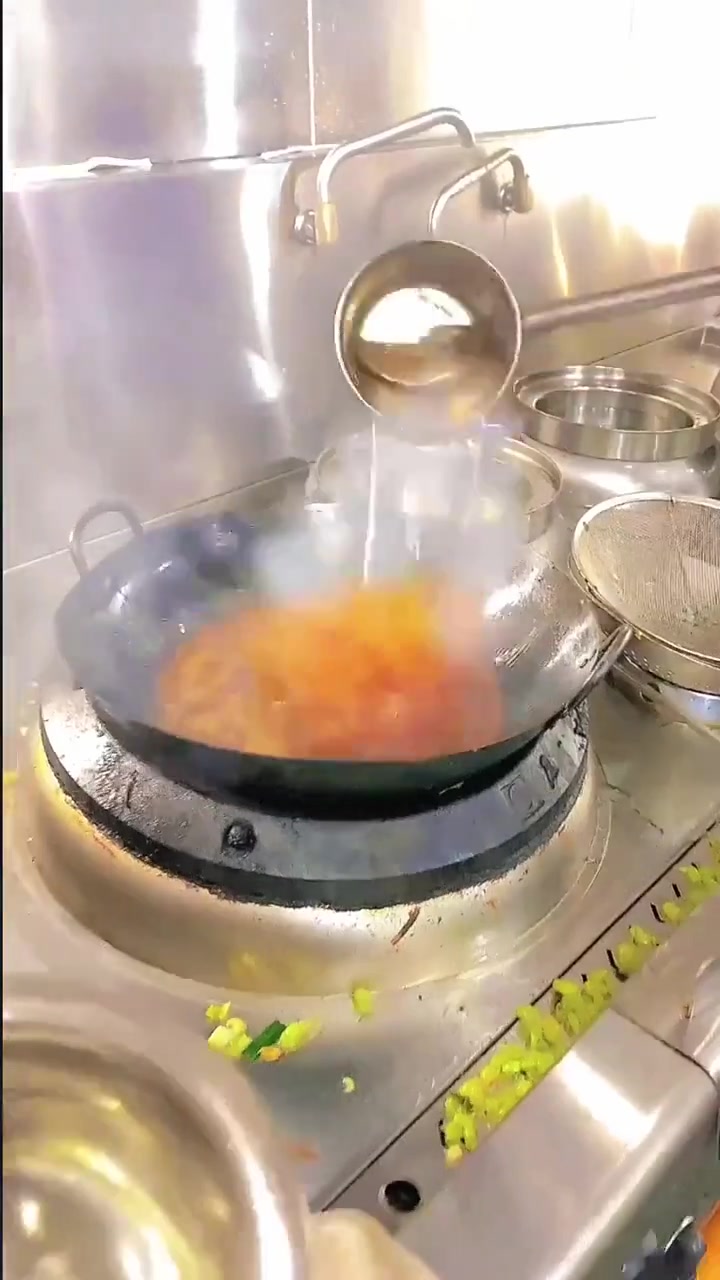 四川的烧白有两种，咸烧白和甜烧白，烧白是四川宴席中不可缺少的传统蒸菜