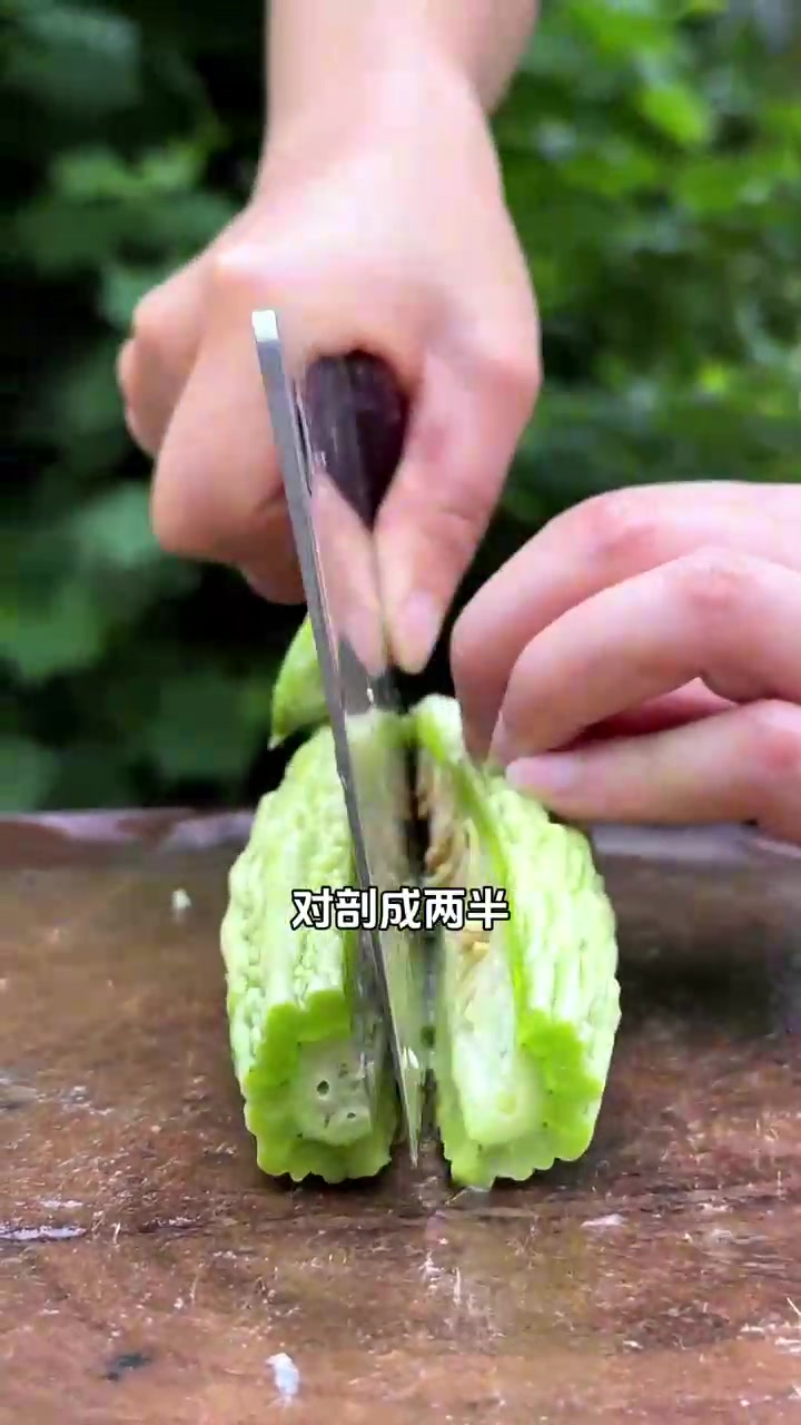 家养的小麻鸭配上菜园里的苦瓜,两者结合,好吃到直接上手啃
