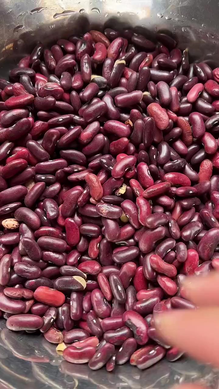 云南特色菜炒红豆好吃下饭下面链接红腰豆两斤送两袋酸菜很好煮扒冷水泡五个小时以上在煮