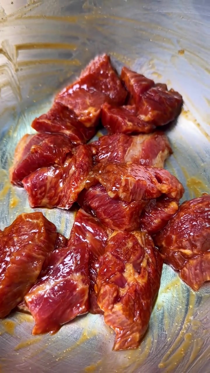 啫啫安格斯雪花牛，滋滋作响听着就饿，香嫩滑！