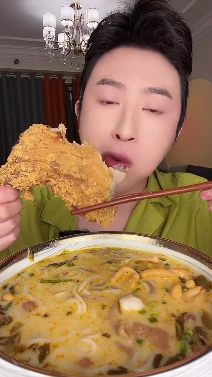 和店里一样的五谷鱼粉，一包粉六包料，米粉劲道爽滑，还有Q弹的鱼丸。味道足够浓郁~
