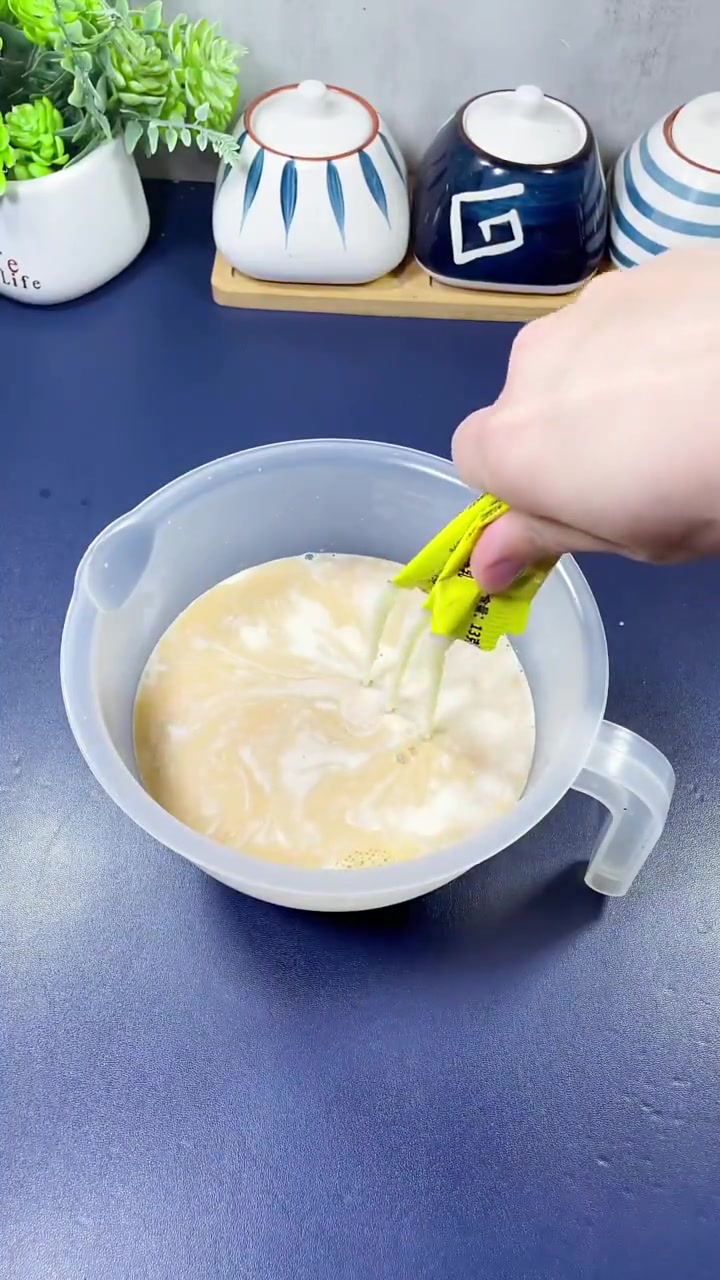 红茶茶汤：开水1000克红茶20克港式奶茶：红茶茶汤260克牛奶150克淡奶油16克炼乳6