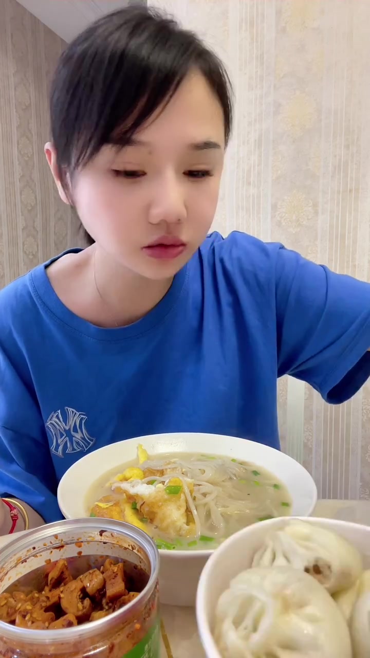 我爸又做鱼丸啦鱼丸汤面配点萝卜干这一顿吃着真舒服