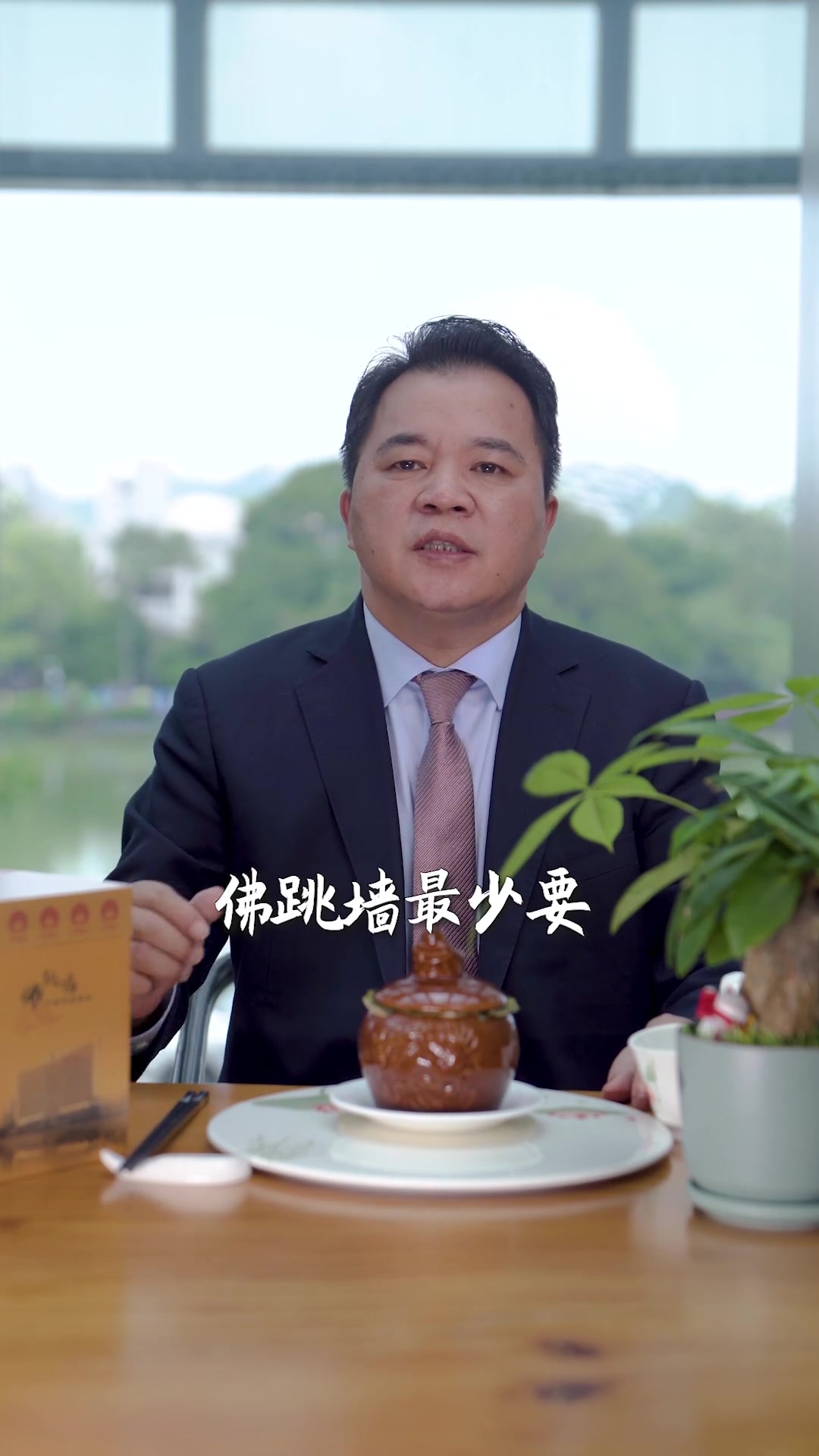 闽菜中有这样一举庙堂的国宴头牌，那就是佛跳墙。堪称这闽菜里的当家花旦