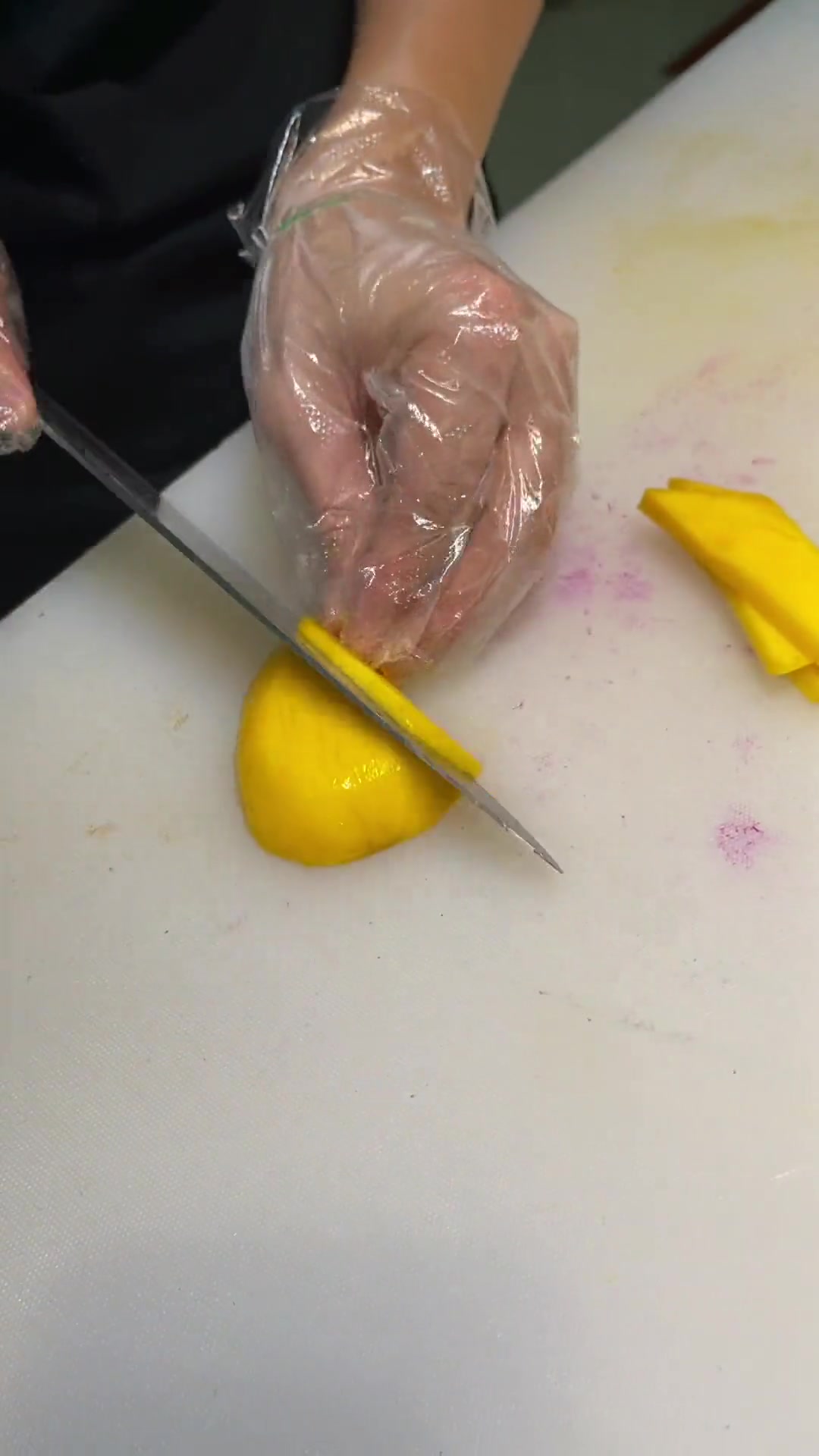 有个宝妈说孩子喜欢吃芝士类的寿司，今天教大家做条芝士配芒果的卷，孩子大人都合胃口，学会记得