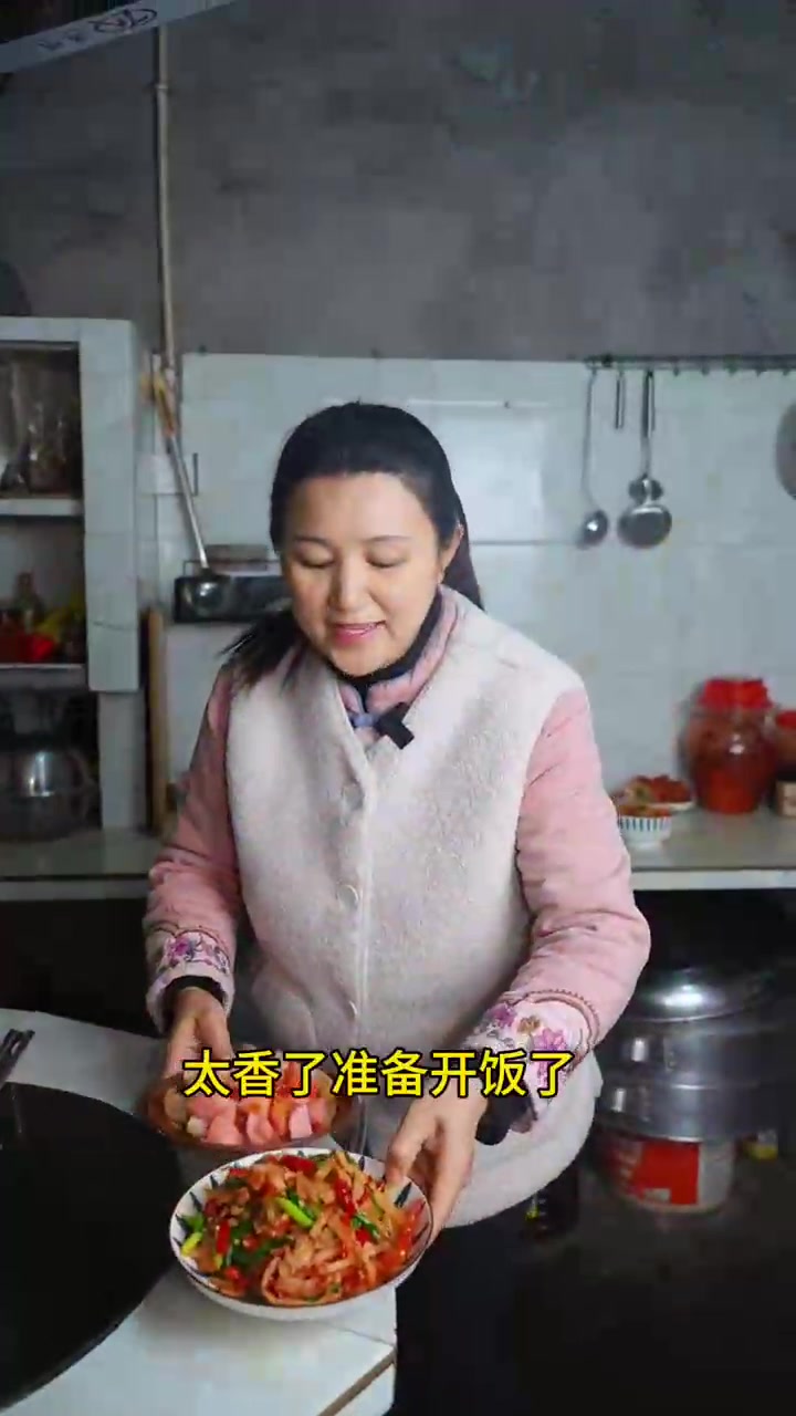 这是一道神仙下饭菜,农村土坛泡菜,凉拌吃很脆爽,再来个酸辣肉丝,直接盖饭那叫一个香!