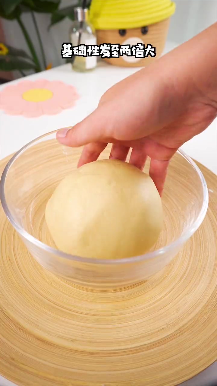 今天分享圣诞花环面包的简单做法口感丰富好看又好吃而且一看就会