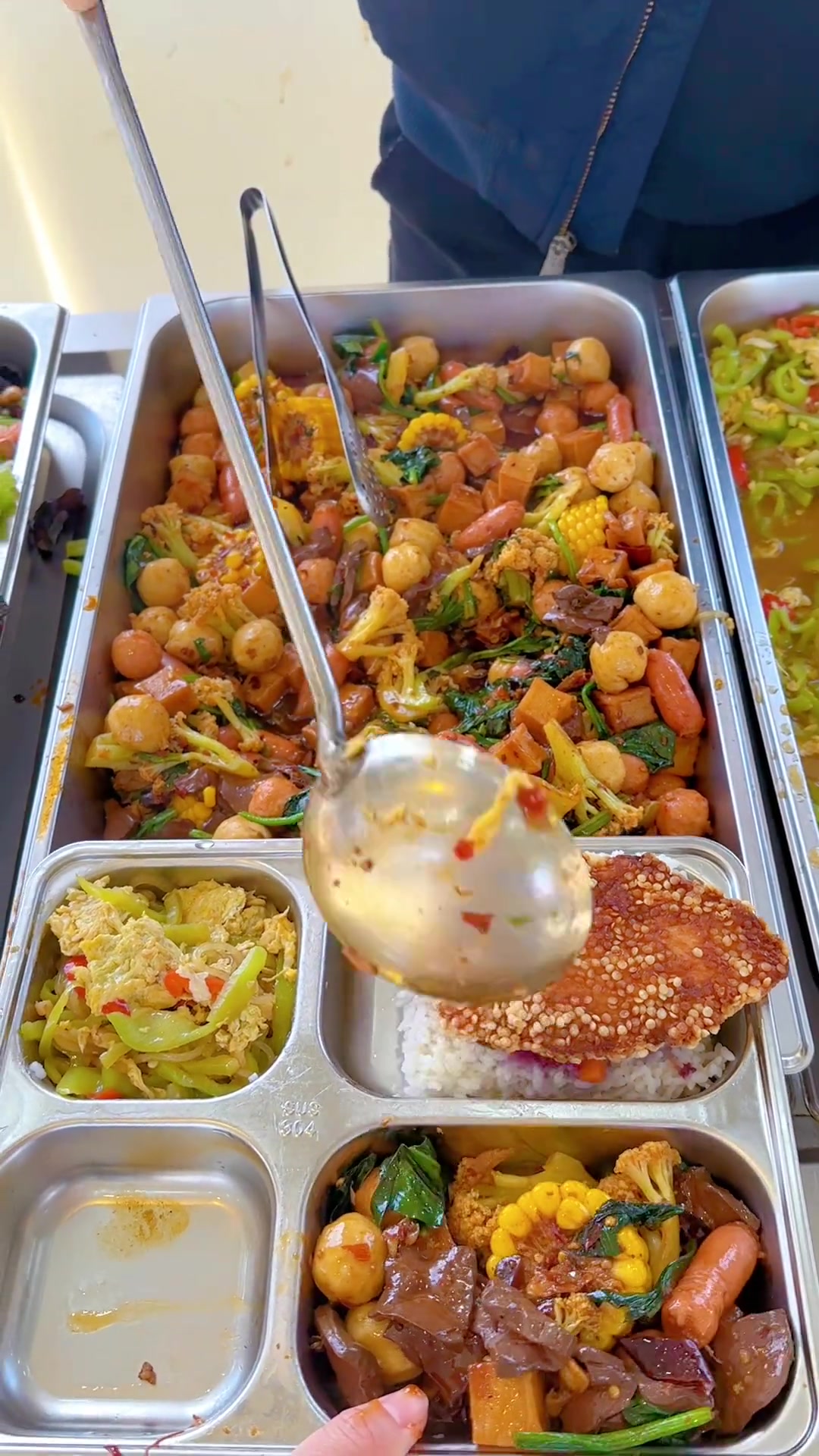 米饭配大鸡排饭还有剁椒炒鸡蛋