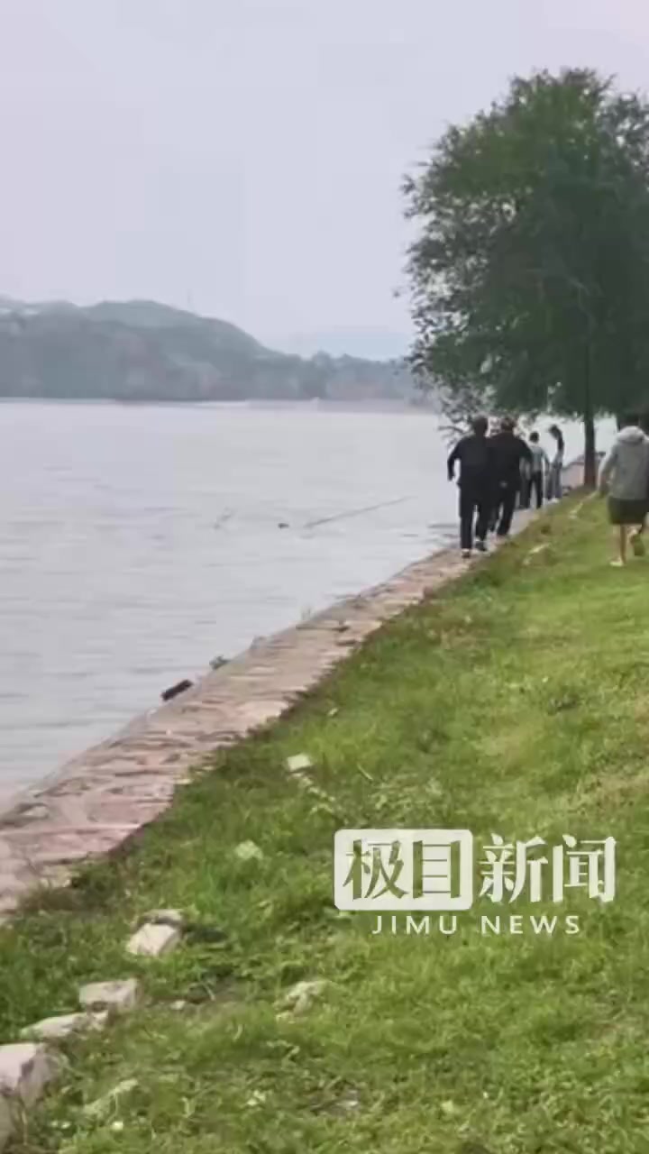 6月27日，有网友发视频称，河南省三门峡市黄河岸边有一对母子不慎掉落水中，事发突然，旁边一