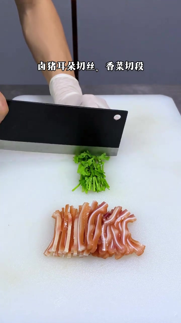 猪耳朵搭配莲藕和皮蛋一起,也能做出好吃又好看的创意美食,摆盘精致,口味爽口又解腻