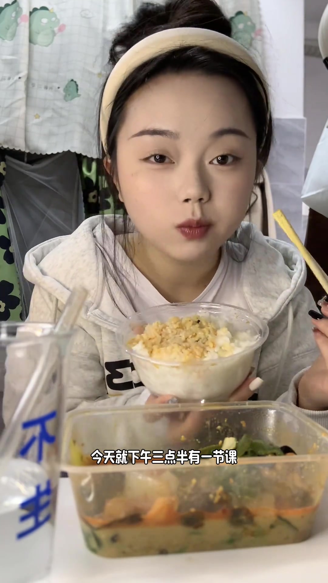 小龙虾米面包|黏糊麻辣拌|看电影炫各种饼干……