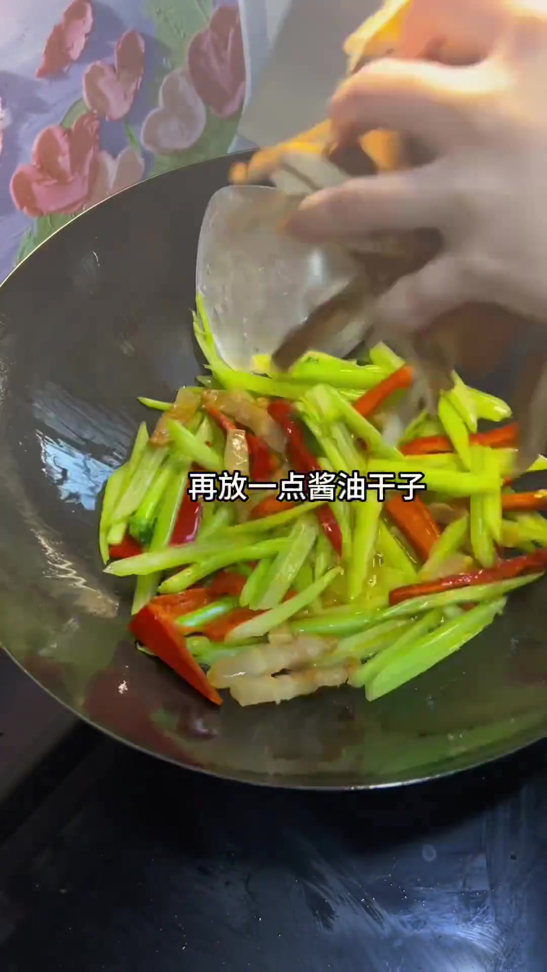 加了咸肉的芹菜炒香干，简单好吃超下饭~