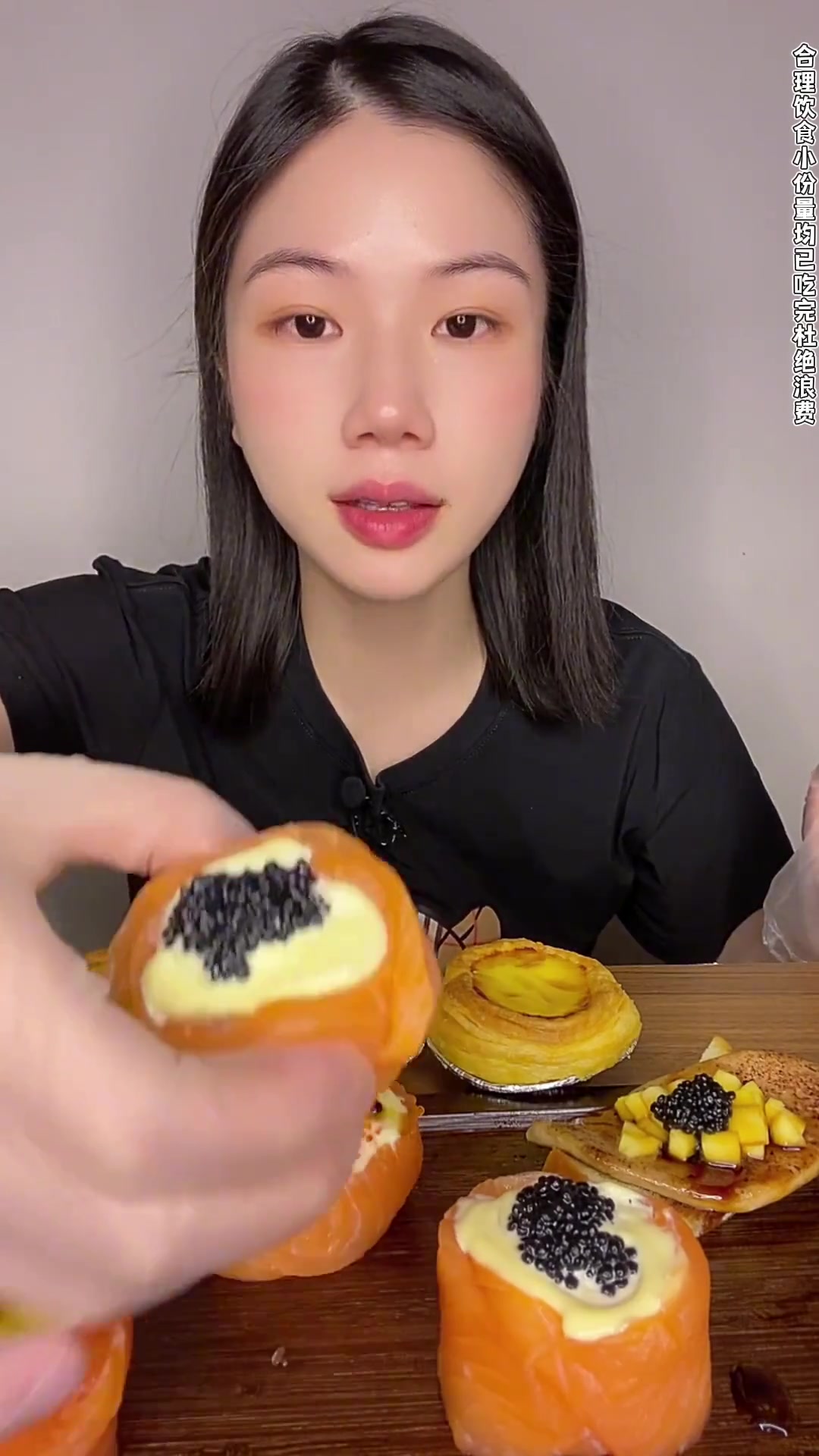 今日份美食三文鱼花鹅肝寿司蛋挞爆浆啦