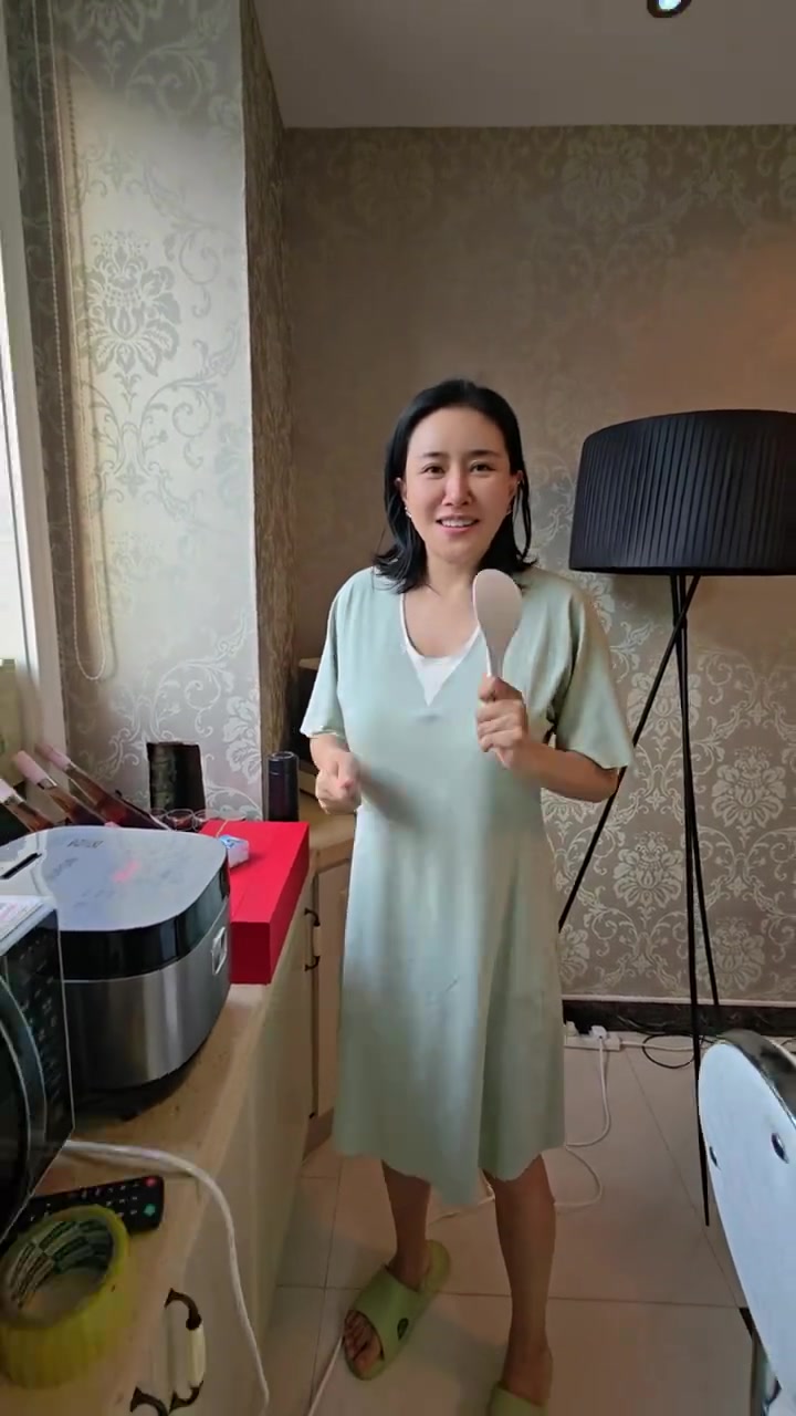 婆婆做的芸豆土豆炖排骨,煎刀鱼,海捕大虾鸡蛋汤,配大米饭