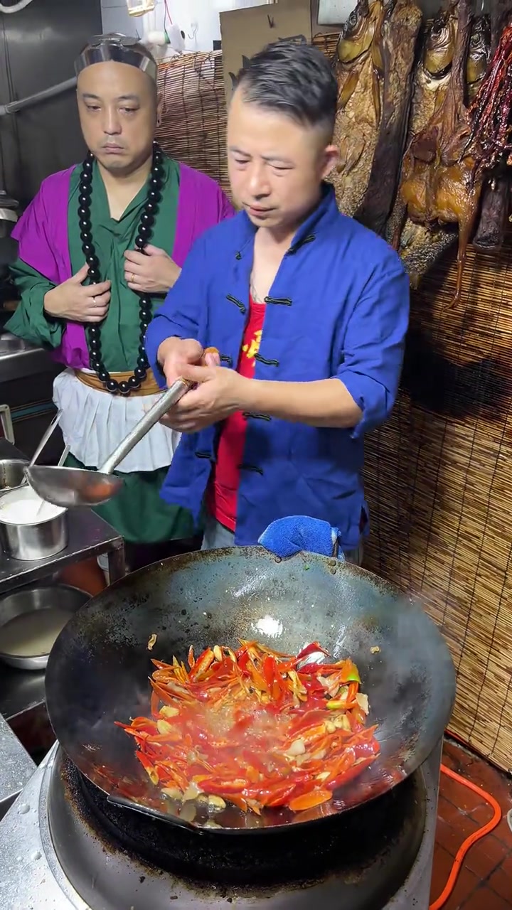 本地红辣椒炒肉,下饭菜中,这个菜绝对是天下无敌,土菜中的本地红辣椒炒肉!