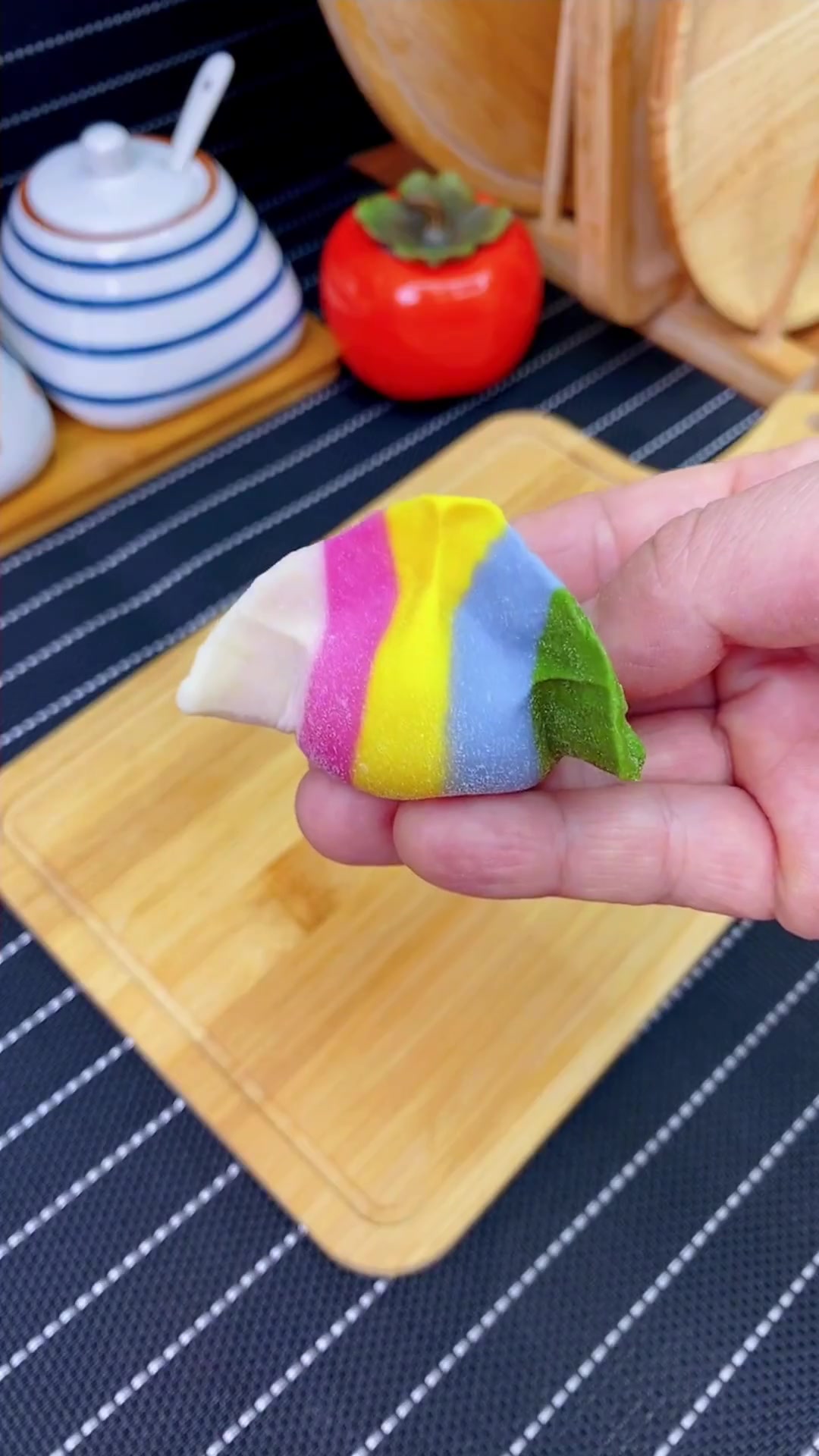 彩虹饺子这样包，煮熟了不褪色～