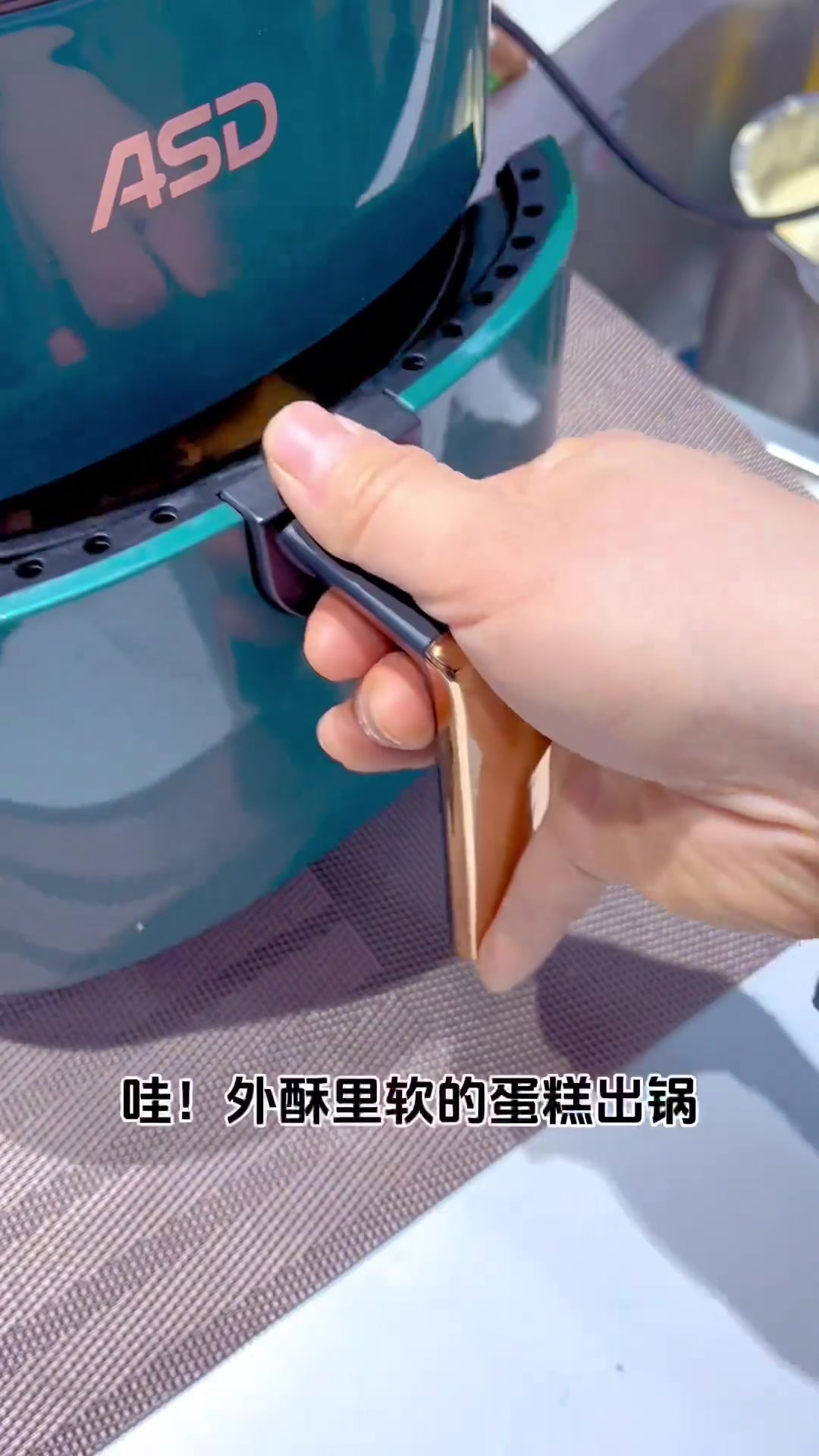 孩子想吃纸杯蛋糕，家有空气炸锅，烤箱，电饭煲，电压力锅都可以做，0失败，个个蓬松柔软细腻的