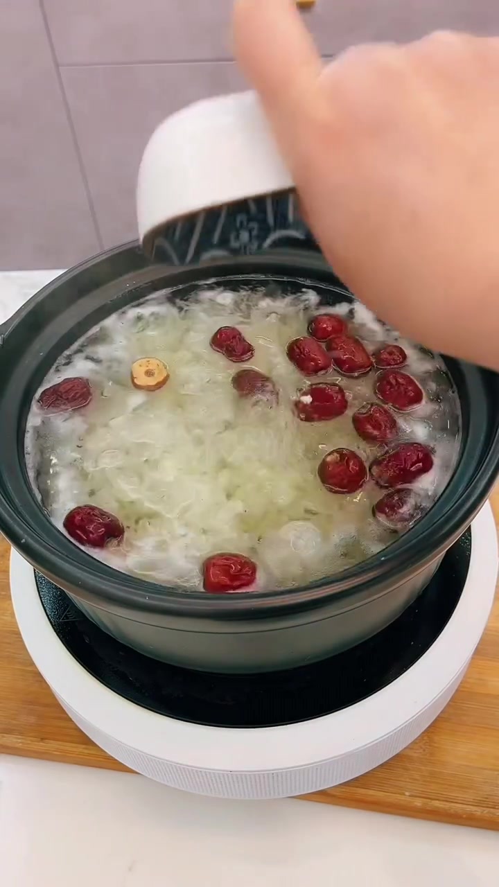 老人孩子爱喝的银耳雪梨汤,做法超简单!