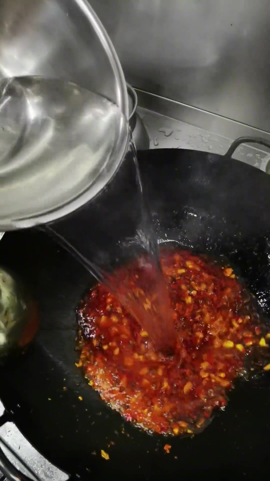 河鲜系列,天花板级别的表达方法,河水过桥肥王鱼,也只有生猛狂野一点的鱼,才配得上这锅汤底,