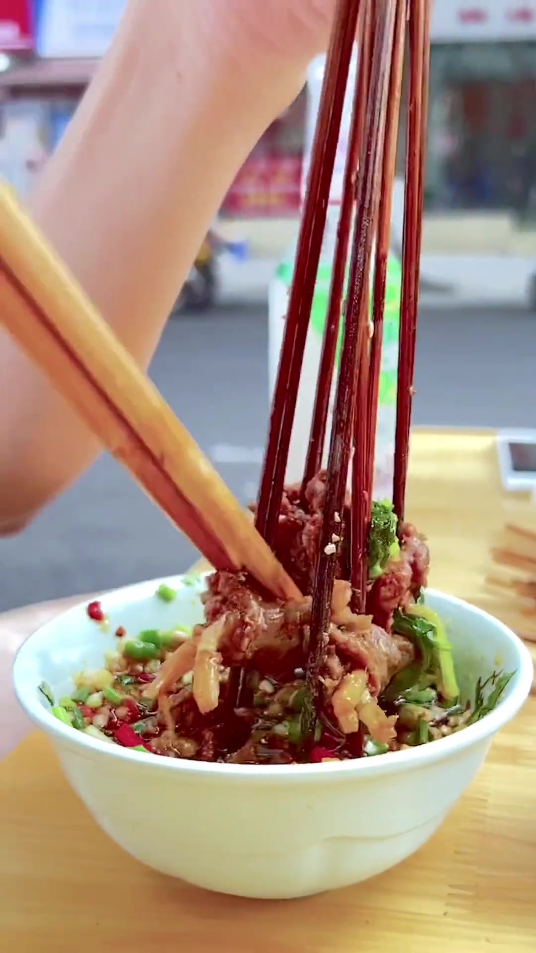 出门!吃冷锅串串!真正的麻辣鲜香,街边坐着吃太舒服了