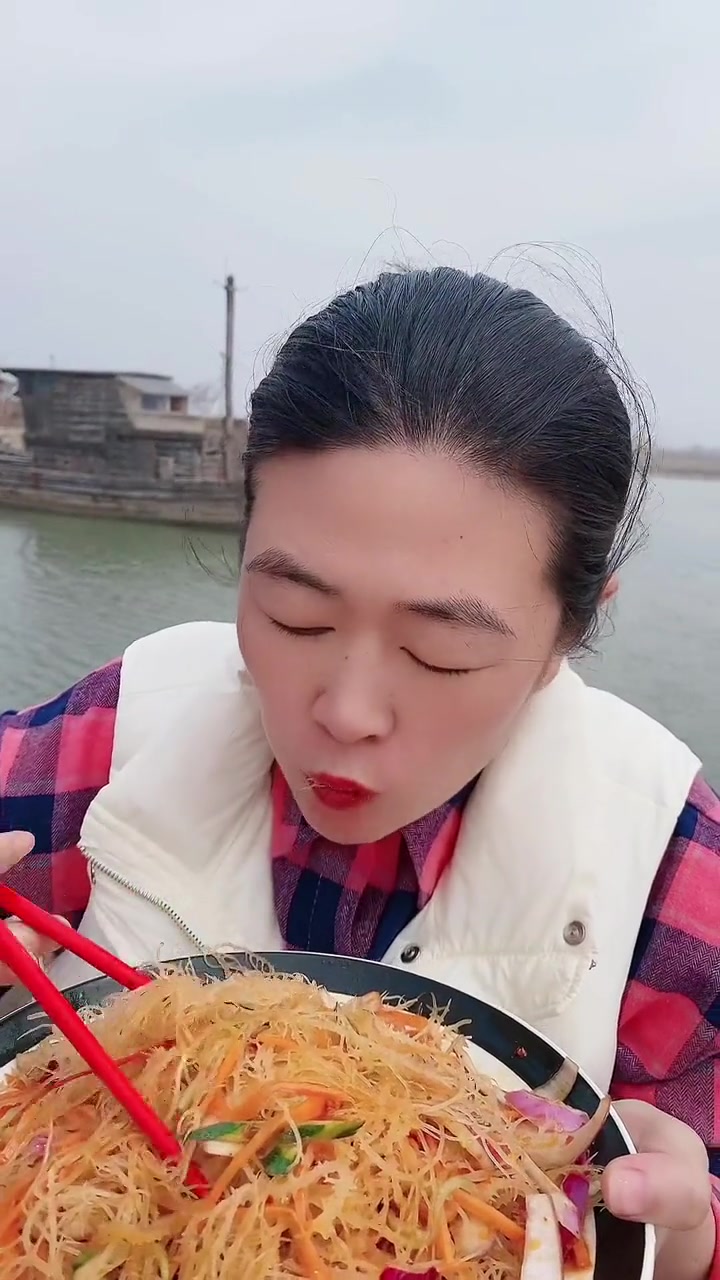 龙须菜是大海里自然生长的藻类植物，凉拌鲜脆可口
