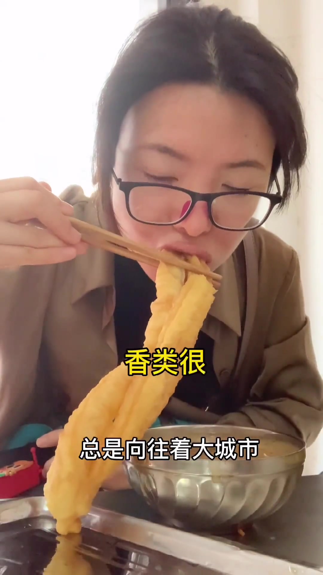 在加拿大隔离3年,终于回到了河南,喝一碗胡辣汤,来个肉盒,再吃碗烩面,走遍世界还是家乡好