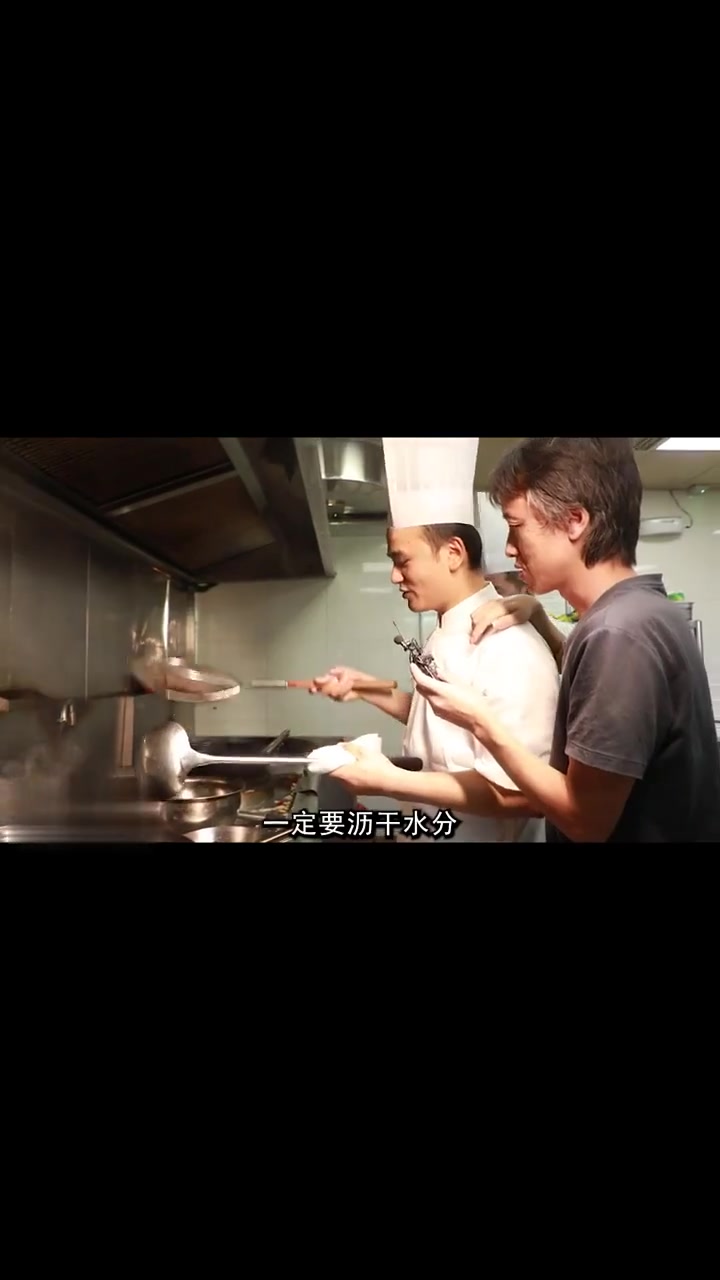 酥香鲜辣一口一个，一把小米辣炒出一盘“韭香河虾”！