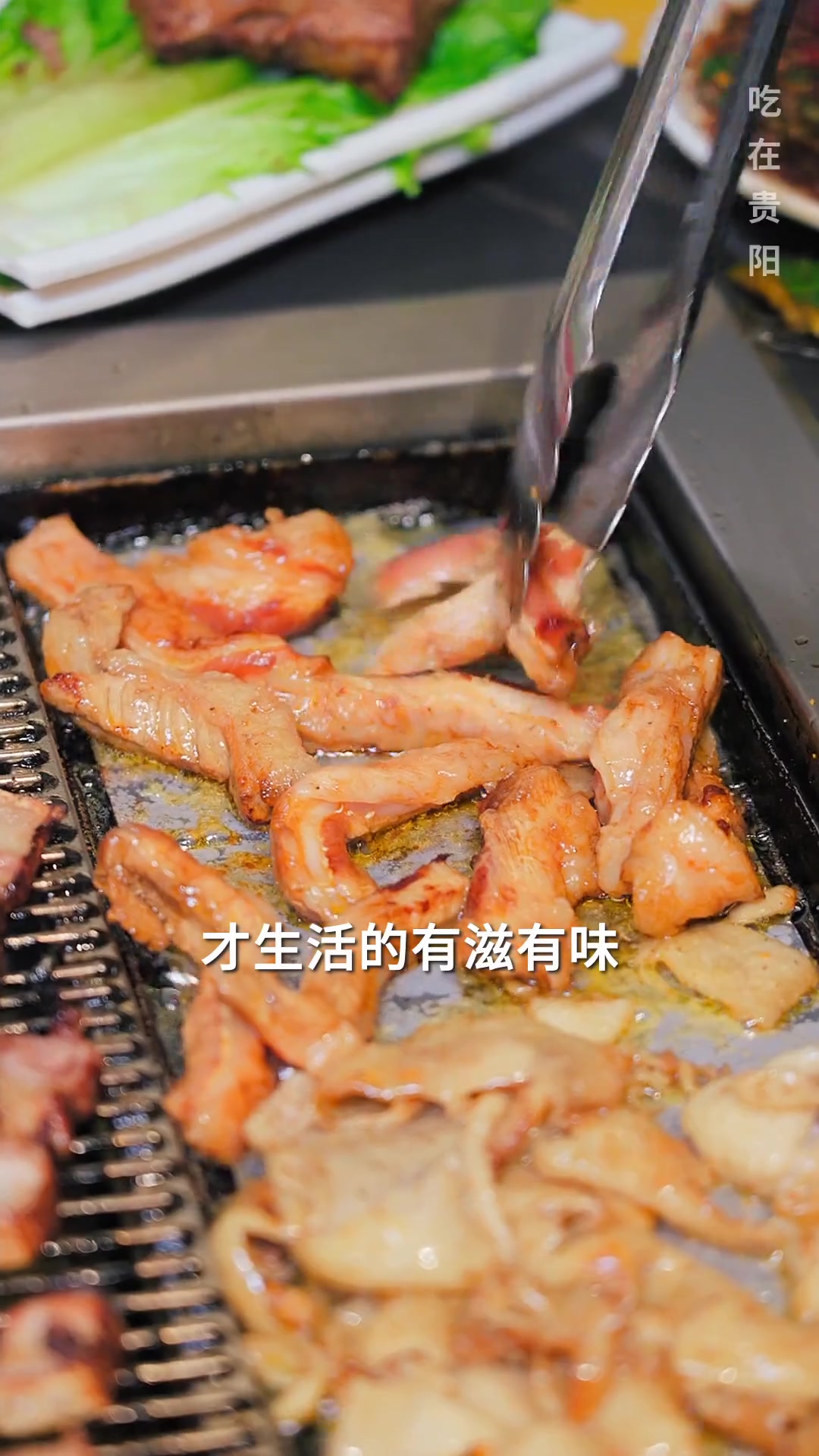 贵阳烧烤的市井气，少不了的有坨坨肉和小豆腐