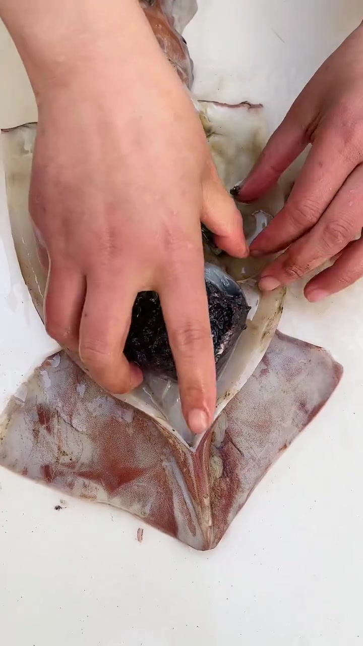 鱿鱼肚子里这些东西不能吃,清理方法快来看!