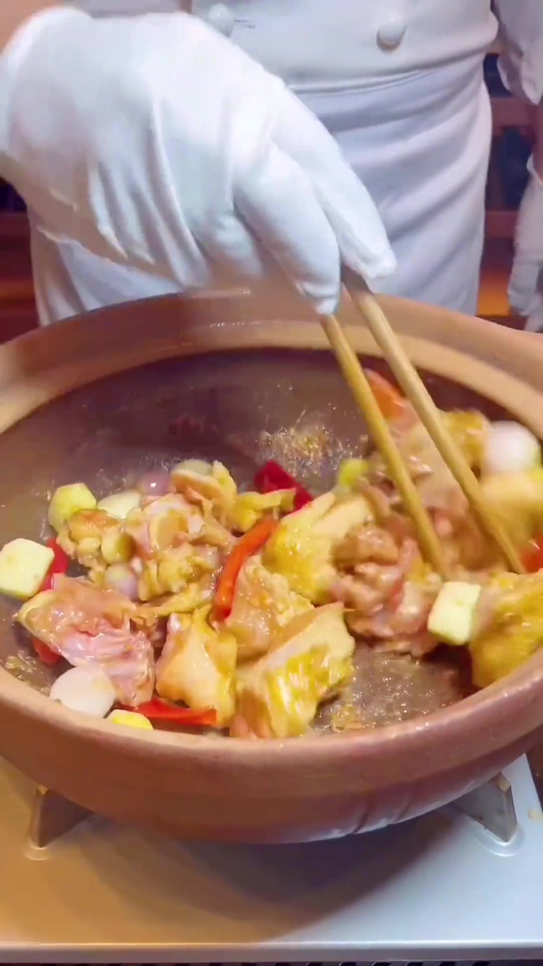 广东顺德经典销量菜品,生啫水东芥土鸡煲,香浓锅气满满的