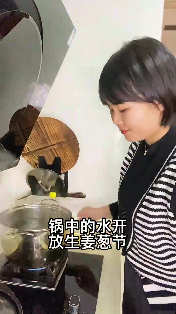 在廉江,过年天天白切鸡。吃腻了就来一碟蒜生芫荽捞酸菜配白粥