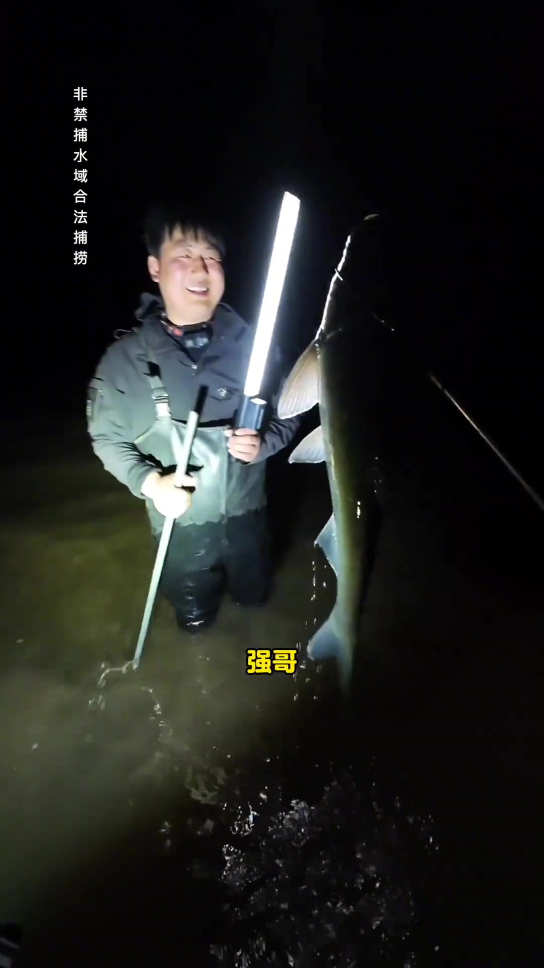 沉浸在叉鱼的喜悦中，荒山野岭遭遇爆胎的惊险时刻