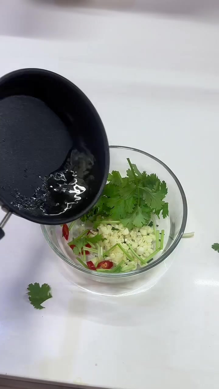 自切猪肉,做出一个肉菜和一个汤,一举两得而且味道鲜美 白切猪肉