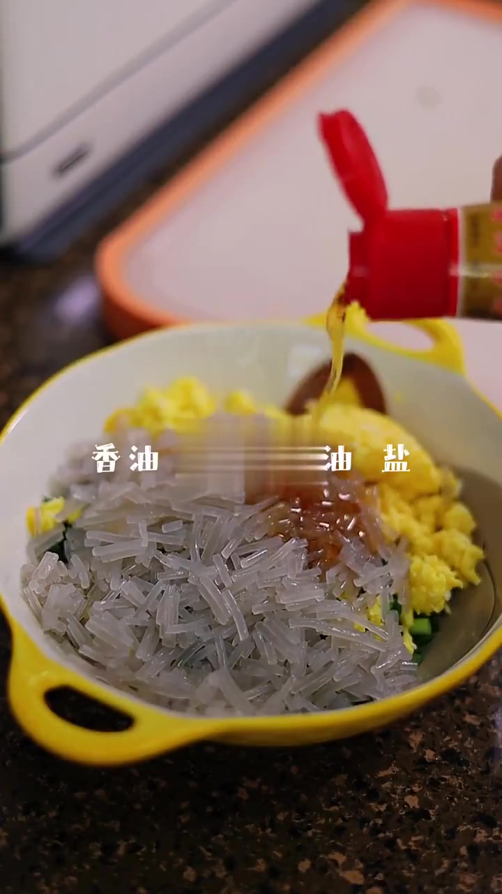 早上好~今天做了家人爱吃的韭菜鸡蛋包~裙带菜豆腐汤~孩子爱吃的酸奶蛋糕~开启元气满满的一天