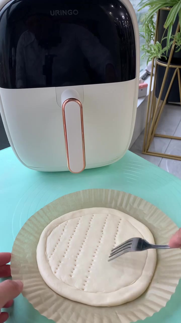 放假给孩子在家做了一个水果披萨