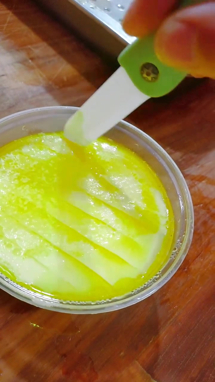 8个鸡蛋1000克水12克盐30克油，做出嫩滑蛋羹