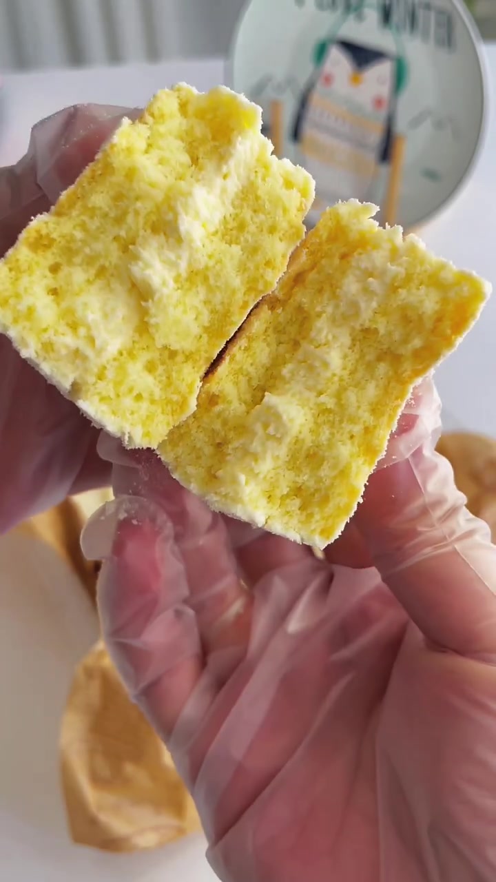 老奶油蛋糕，冷藏过后口感更好（馅料黄油50克，糖15克，奶油150克，也可以加入30克奶油