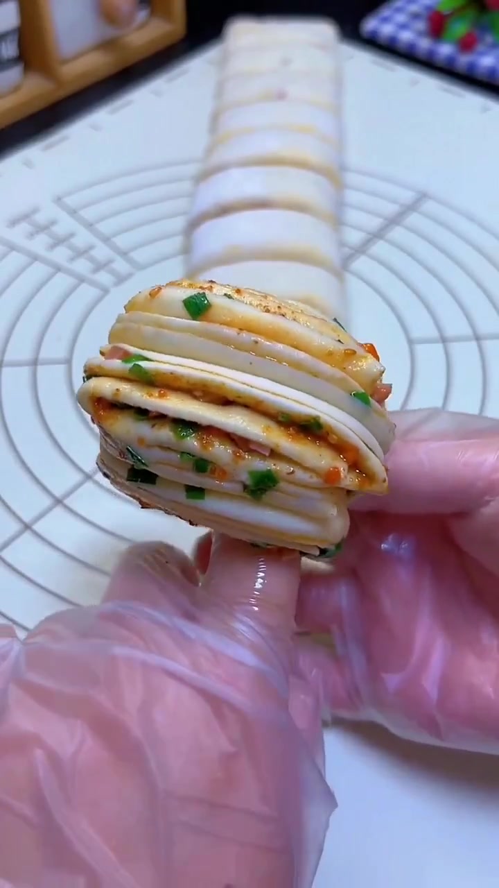 蔬菜小花卷，这样做好吃的停不下来，做法你们一看就会，动手做起来吧