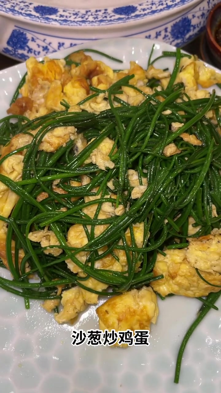 内蒙探店!牛羊肉奶茶砂锅,这桌美食太馋人啦!