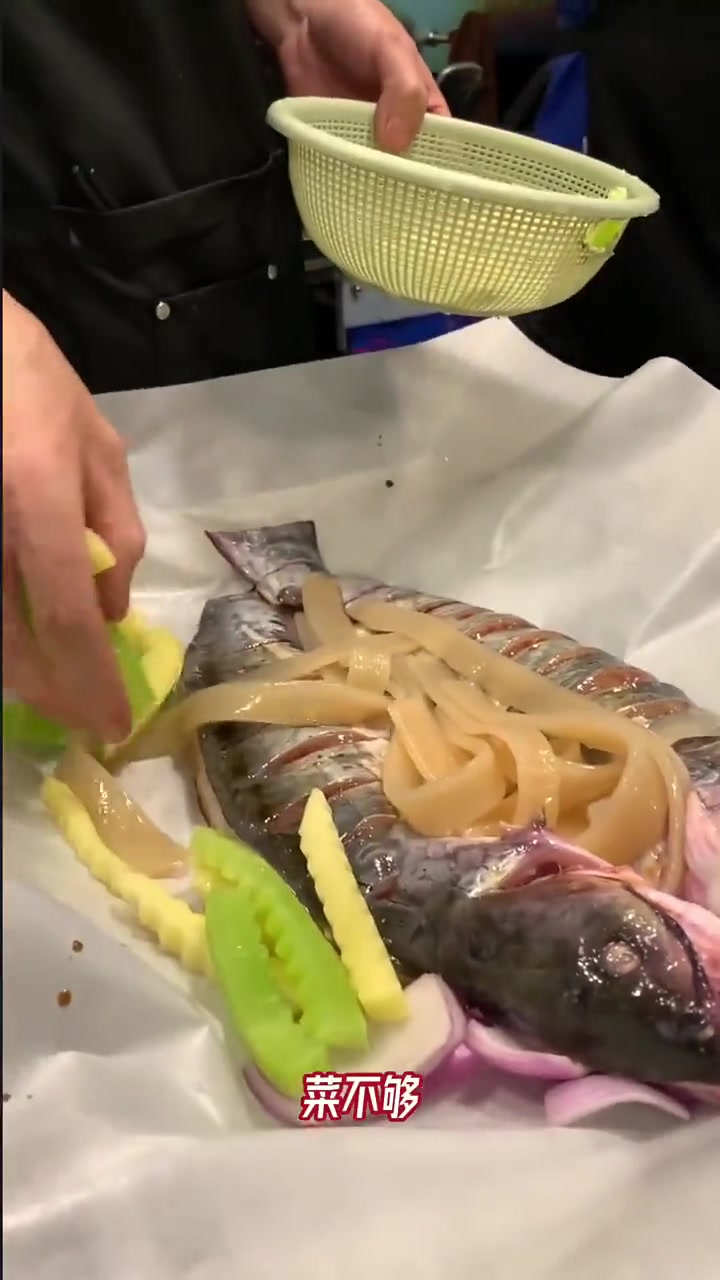 特色纸包鱼做法大公开鲜嫩多汁蒜香超美味