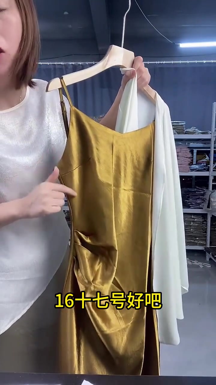 这款A字版鱼尾裙,采用优质材料,结合松紧腰设计,不仅舒适透气,还兼具了显瘦效果,是夏季不可