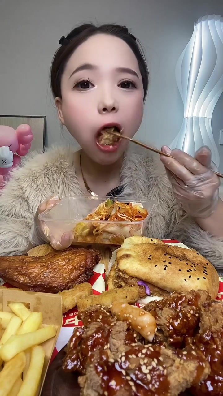 终于吃到塔斯汀中国汉堡啦,这个汉堡皮真的绝啦～