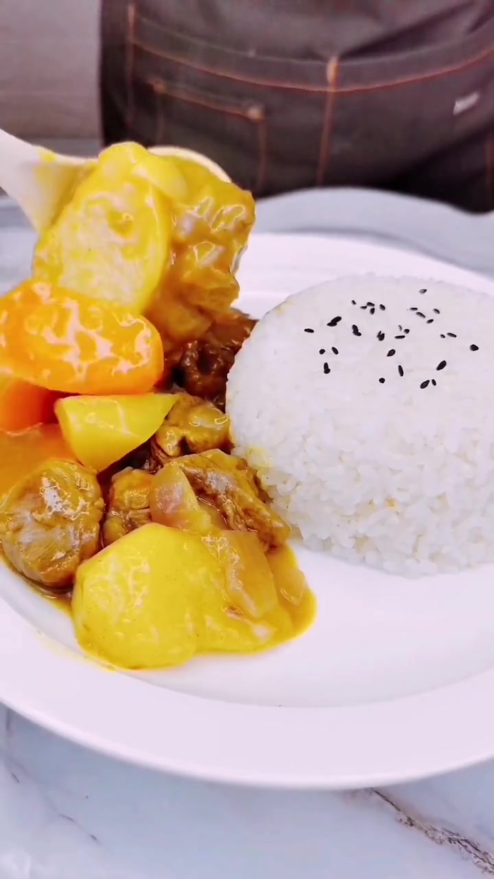 咖喱牛肉牛肉软烂土豆软糯浓郁的汤汁，配上米饭真的太好吃了