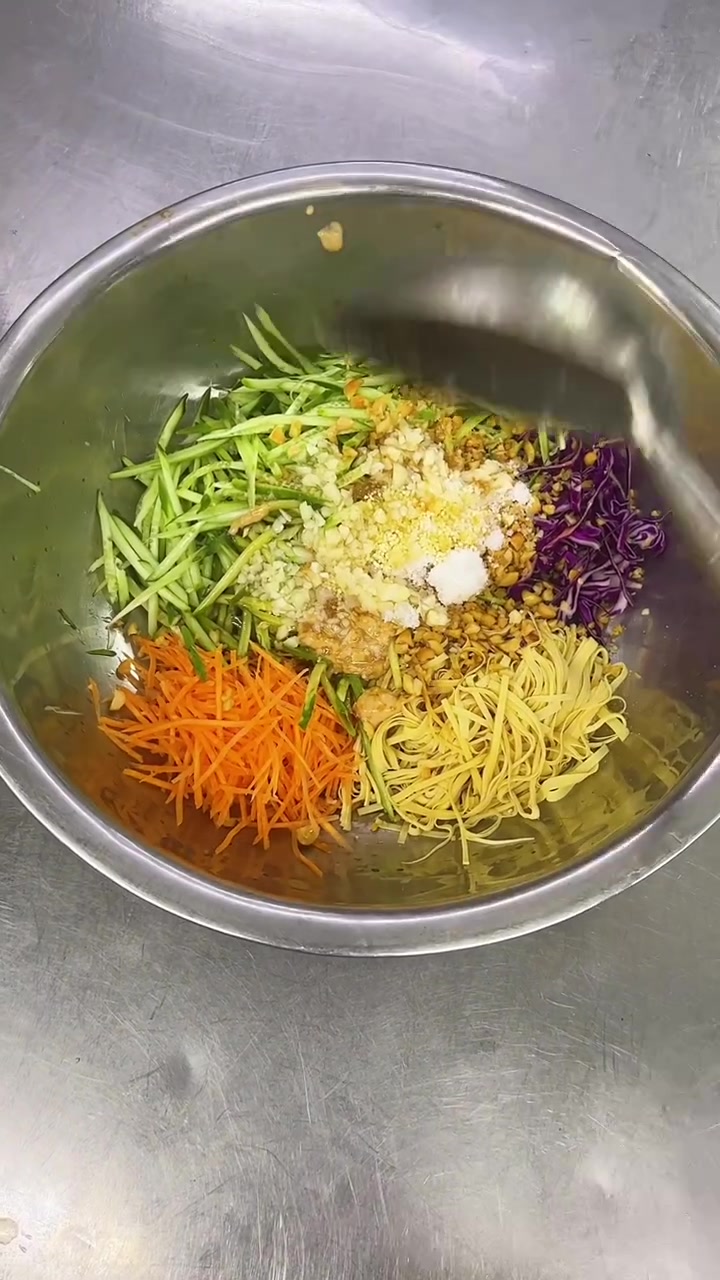 市场大拌菜3酸甜口制作盐2克味精2克白糖15克鸡粉2克花生碎15克香油2克麻油2克调好的花