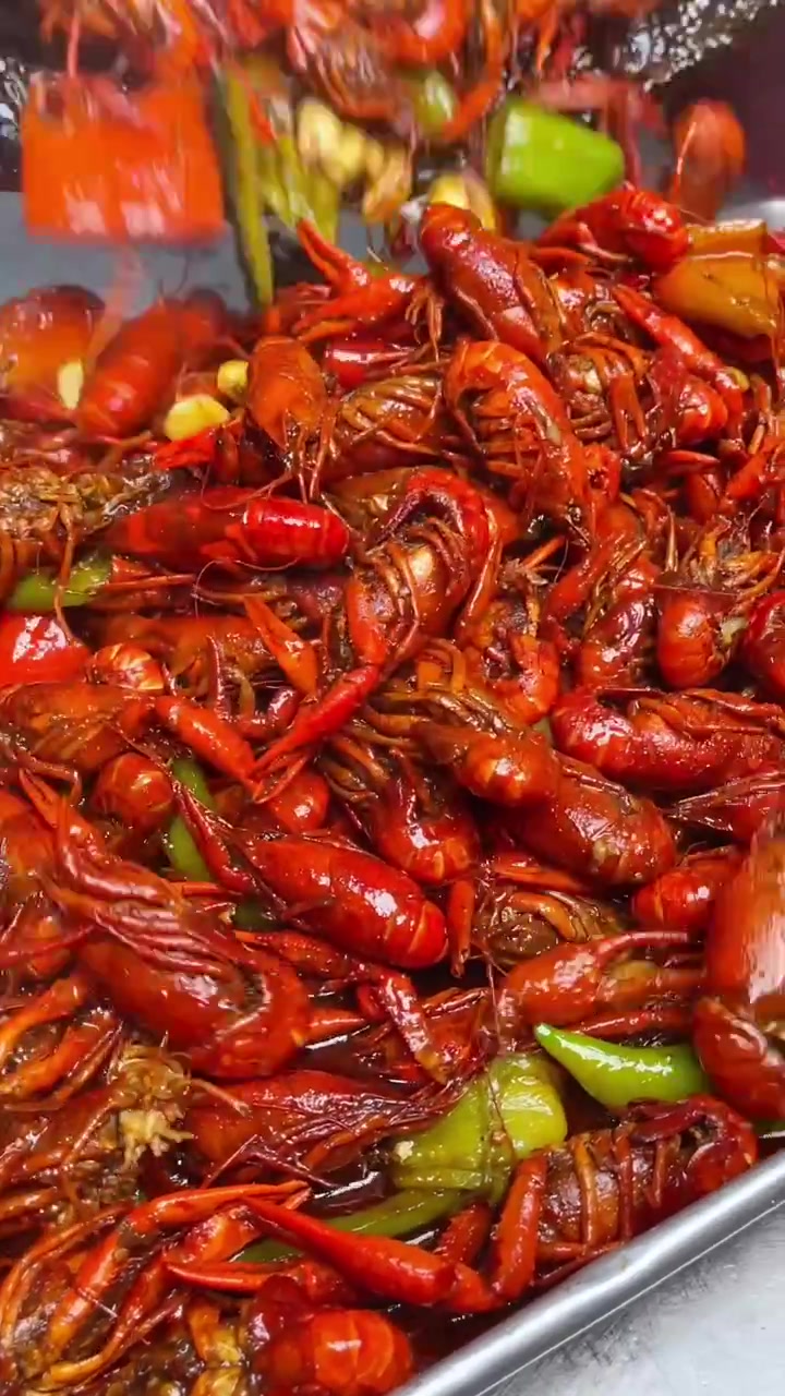 今天教大家做一款麻辣小龙虾,麻辣鲜香,夏季必备!