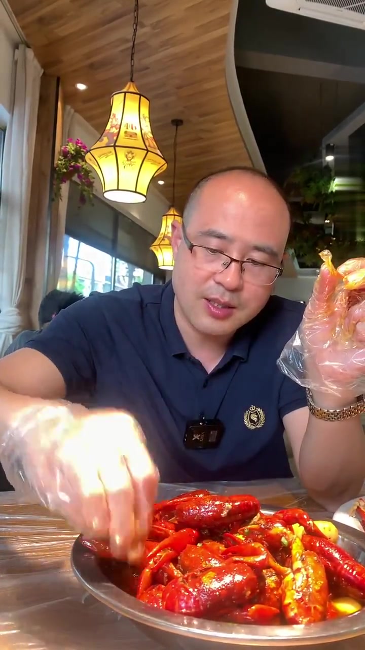 潜江之行第一站,尝了三个口味的小龙虾,油焖小龙虾,蒜蓉小龙虾,卤小龙虾,小龙虾肉质Q弹,也