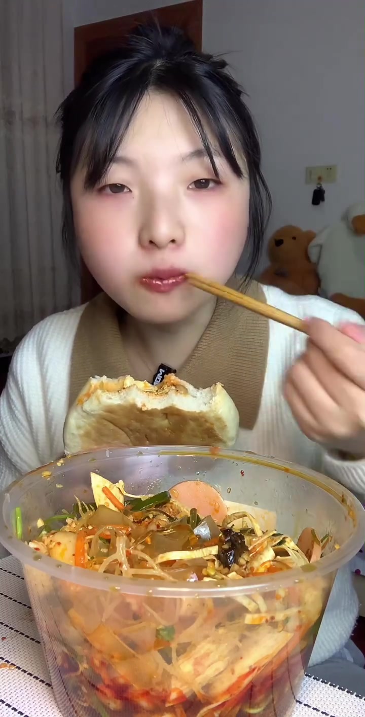 今天吃个凉拌菜夹馍