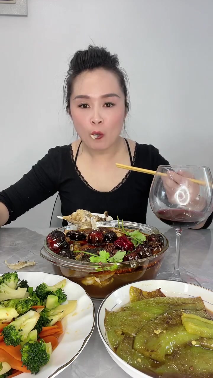 今日开饭!鱼头超绝还有各种美味素菜