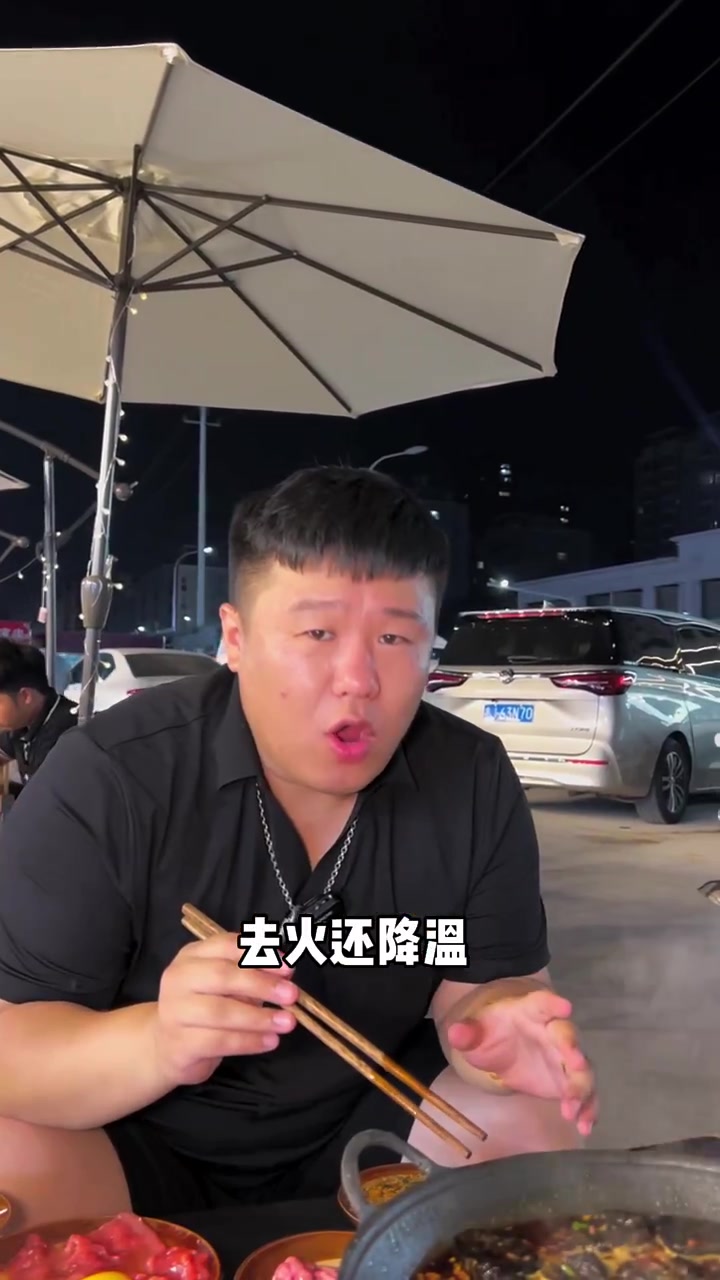很地道的一家重庆地摊火锅,菜品丰富新鲜!